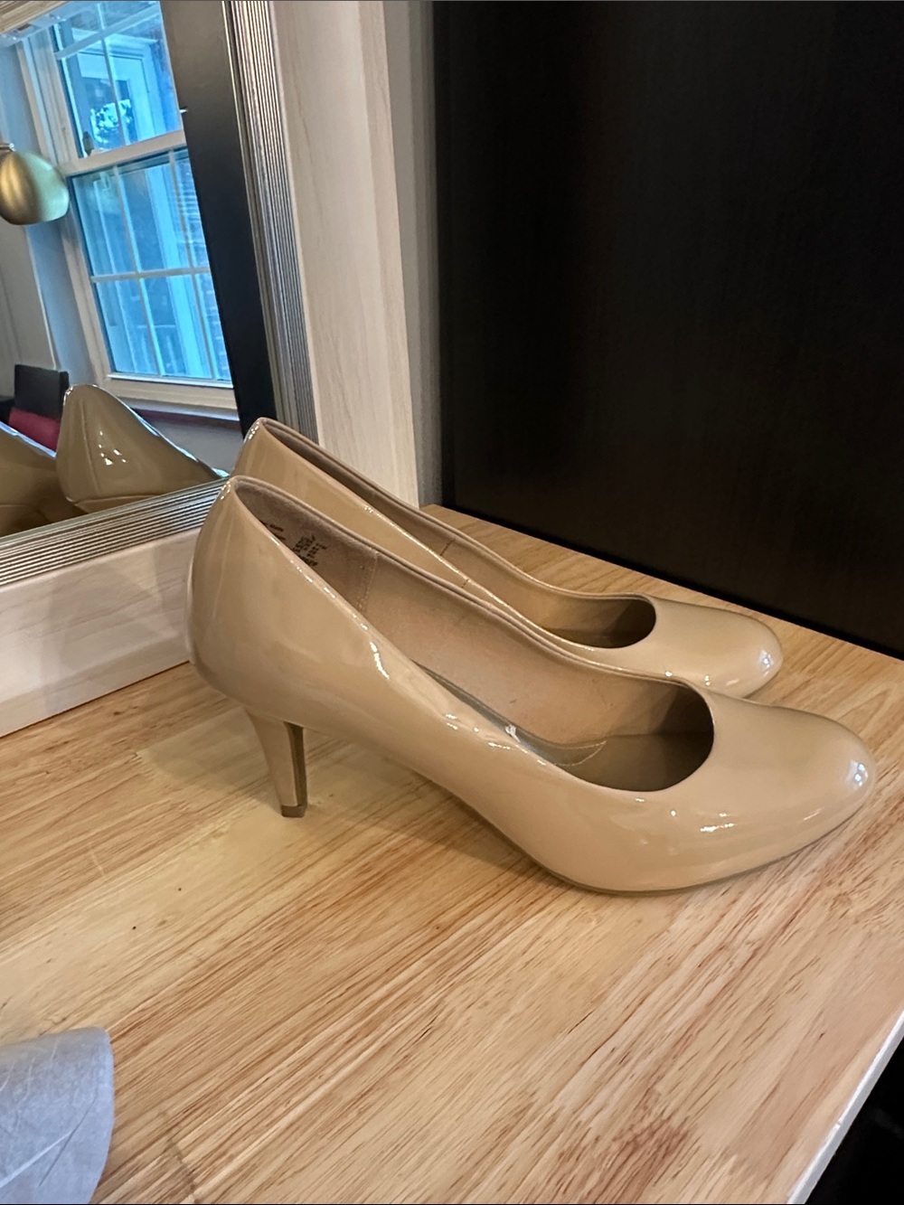 11W comfort plus by Predictions Beige Patent Mid Heel Pumps
